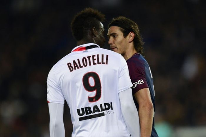 Striker OGC Nice, Mario Balotelli, beradu mulut dengan pemain Paris Saint-Germain, Edinson Cavani, dalam laga Liga Prancis di Stadion Parc des Princes, Paris, pada 27 Oktober 2017.