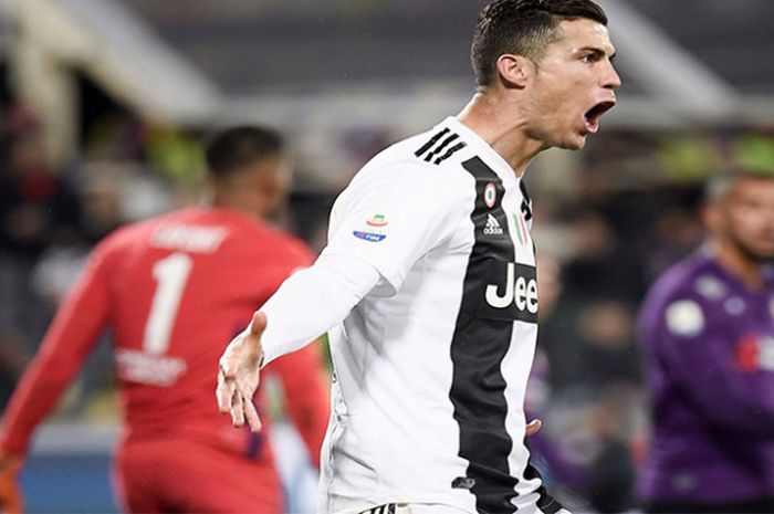 Penyerang Juventus, Cristiano Ronaldo, merayakan gol yang dicetaknya ke gawang Fiorentina pada lanjutan kompetisi Liga Italia 2018-2019, Sabtu (2/12/2018), di Stadion Artemio Franchi.