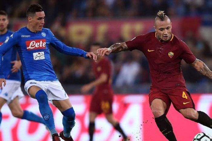 Gelandang AS Roma Radja Nainggolan ditempel ketat oleh winger Napoli Jose Callejon saat menggiring bola di laga lanjutan Liga Italia, Minggu (15/10/2017)