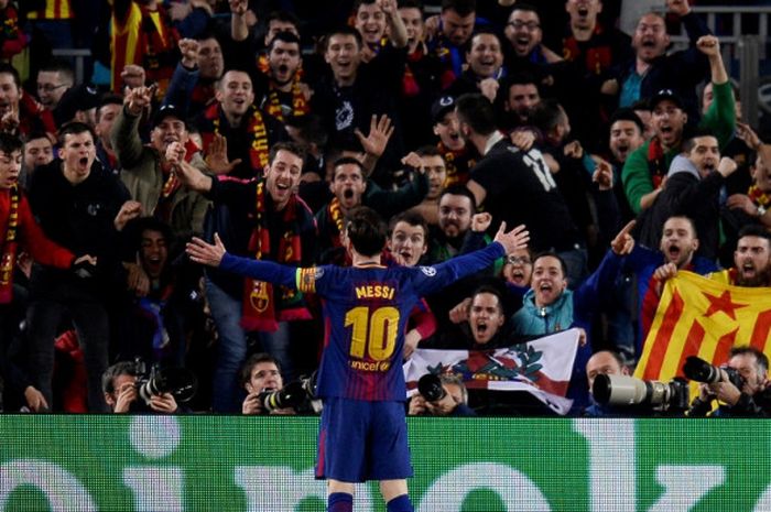 Megabintang FC Barcelona, Lionel Messi, merayakan gol yang dia cetak ke gawang Chelsea dalam laga leg kedua babak 16 besar Liga Champions di Stadion Camp Nou, Barcelona, Spanyol, pada 14 Maret 2018.