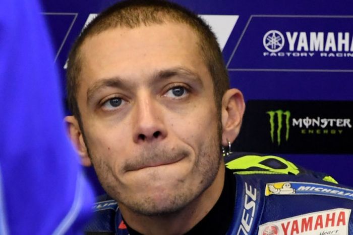 Pebalap Movistar Yamaha dari Italia, Valentino Rossi, mendengarkan penjelasan dari tim mekaniknya seusai menjalani kualifikasi GP Jepang di Twin Ring Motegi, Sabtu (14/10/2017).