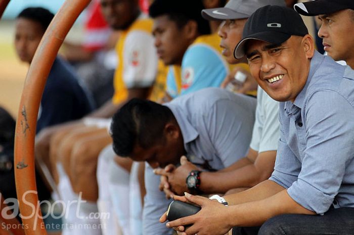 Pelatih Madura FC, Salahudin, saat mendampingi tim asuhannya melawan Persekam Metro FC dalam laga pekan ke-8 Liga di Stadion Kanjuruhan Malang, Jawa Timur (22/07/2017).