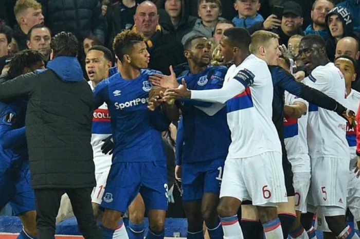 Pemain Everton, Ashley Williams (kiri), terlibat perseteruan dalam partai Liga Europa melawan Olympique Lyon di Goodison Park, Liverpool, 19 Oktober 2017.