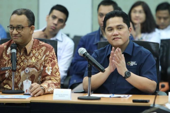 Gubernur DKI Jakarta Anies Baswedan (kiri) dan Ketua Inasgoc Erick Thohir menghadiri rapat pimpinan soal persiapan Asian Games 2018, di Ruang Rapat Gubernur DKI Jakarta, Kamis (24/5/2018) pagi.