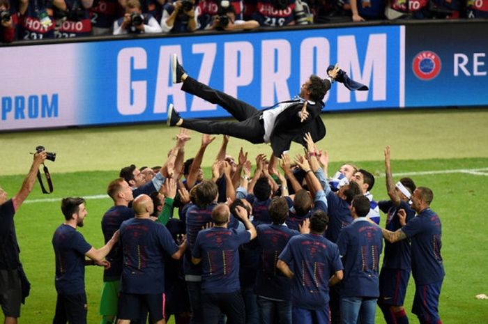 Para pemain FC Barcelona melakukan selebrasi dengan melempar pelatih Luis Enrique ke udara seusai mengalahkan Juventus dalam laga final Liga Champions di Stadion Olympic, Berlin, Jerman pada 6 Juni 2015.