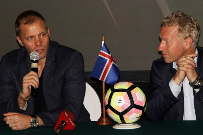 Legenda timnas Islandia, Eidur Gudjohnsen (kiri) dalam konferensi pers bersama PSSI dan Mediapro, di Yogyakarta, Rabu (10/1/2018), sore.