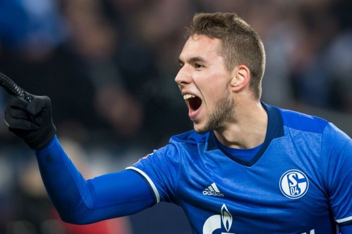 Pemain Schalke 04, Marko Pjaca, merayakan gol yang dia cetak ke gawang Hannover 96 dalam laga Liga Jerman di Stadion Veltins Arena, Gelsenkirchen, pada 21 Januari 2018.