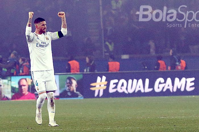      Bek Real Madrid, Sergio Ramos, merayakan kemenangan mereka atas Paris Saint-Germain dalam laga leg kedua 16 besar Liga Champions di Parc des Princes, Rabu (7/3) dini hari WIB.     