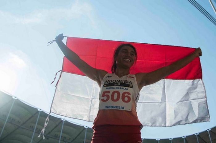 Pelari lompat jauh, Maria Natalia Londa, berpose dengan  bendera Merah Putih setelah tampil pada nomor lompat jangkit  SEA Games 2017. Dia mendapat medali perak setelah membuat lompatan sejauh 13,52 meter di Stadiun Bukit Jalil, Kuala Lumpur, Malaysia, Rabu (23/8/2017).