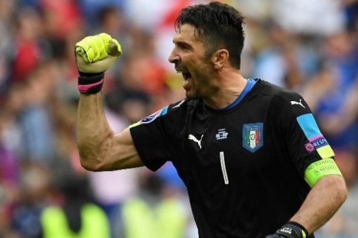 Ekspresi kebahagiaan kiper timnas Italia, Gianluigi Buffon, saat merayakan gol kedua timnya menghadapi Spanyol pada babak 16 besar Piala Eropa 2016 di Stade de France, Saint-Denis, Prancis, pada 27 Juni 2016.