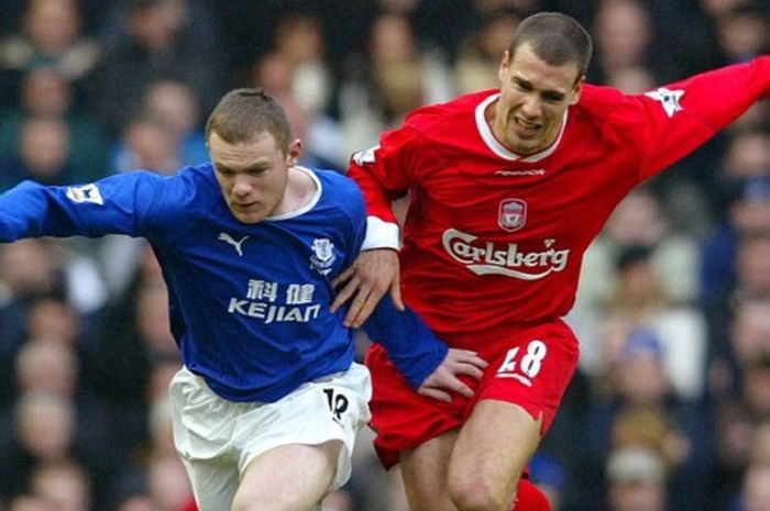 Striker Everton Wayne Rooney berusaha menggiring bola saat ditempel ketat gelandang Liverpool Bruno Cheyrou di Derby Merseysode pada 31 Januari 2004.