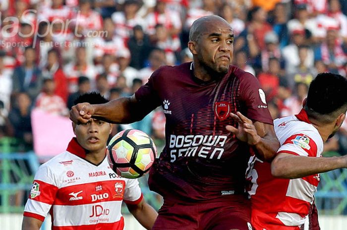 Striker PSM Makassar, Reinaldo Elias da Costa (tengah), berebut bola dengan pemain Madura United dalam laga lanjutan Liga 1 di Stadion Gelora Bangkalan, Jawa Timur, Sabtu (29/07/2017) sore.