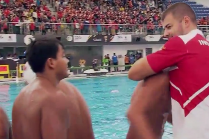 Pelatih tim polo air putra Indonesia, Milos Sakovic memeluk anak asuhnya setelah berhasil mengalahkan Filipina pada ajang SEA Games 2017, Kuala Lumpur, Malaysia (20/8/2017).