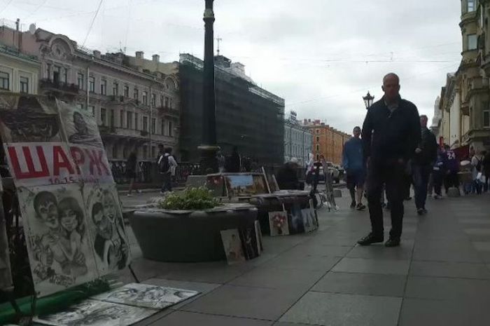 Lukisan yang dipamerkan di street market Kota Saint Petersburg, Rusia.