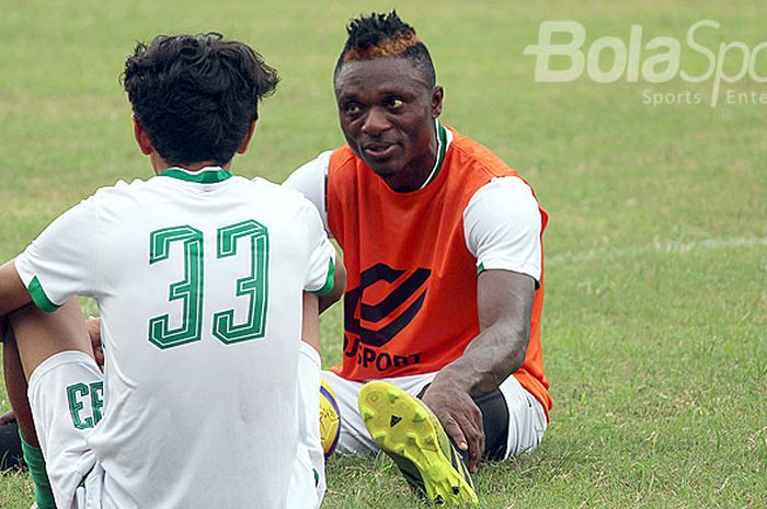 Stiker naturalisasi, Charles Orock, saat mengikuti trial di PSMS Medan.