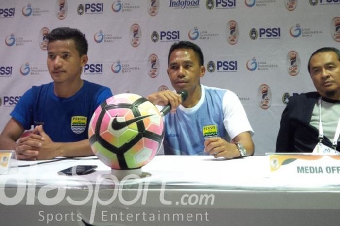 Pelatih Persib Bandung U-19 Budiman (tengah) saat jumpa pers seusai pertandingan di Stadion Si Jalak Harupat, Kabupaten Bandung, Minggu (20/8/2017). 