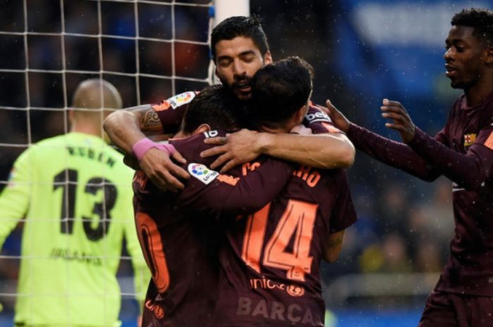 Megabintang FC Barcelona, Lionel Messi (kiri), merayakan gol yang dicetak ke gawang Deportivo La Coruna dalam laga Liga Spanyol di Stadion Riazor, Coruna pada 29 April 2018.