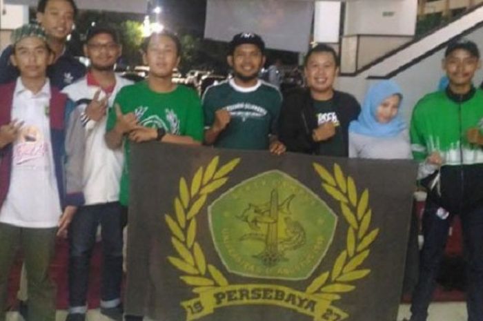 Bonek Untag yang tergabung dalam Komunitas Bonek Campus 27, gelar acara My Hijrah My Adventure, bersama Capo Ipul, usai berbincang bareng, di Plasa Proklamator, Surabaya, Selasa (5/5/2018) 