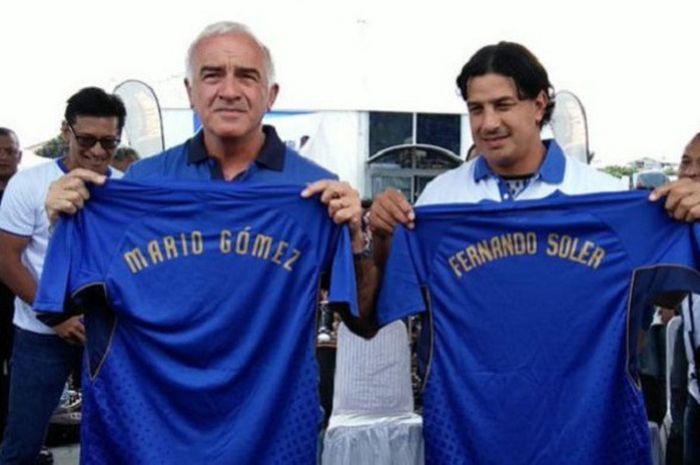 Pelatih Persib Bandung Roberto Carlos Mario Gomez bersama asistennya Fernando Soler, saat diperkenalkan manajemen Persib kepada bobotoh di Stadion Sidolig, Jalan Ahmad Yani, Minggu (10/12/2017).