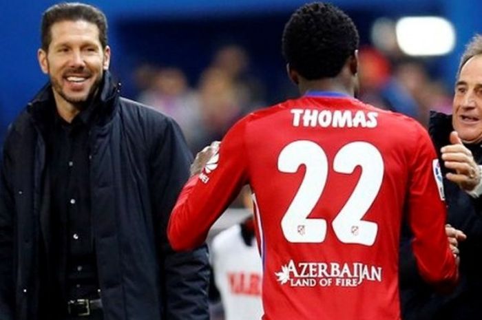 Diego Simeone tersenyum usai menyaksikan Thomas Partey mencetak gol kemenangan Atletico Madrid atas 