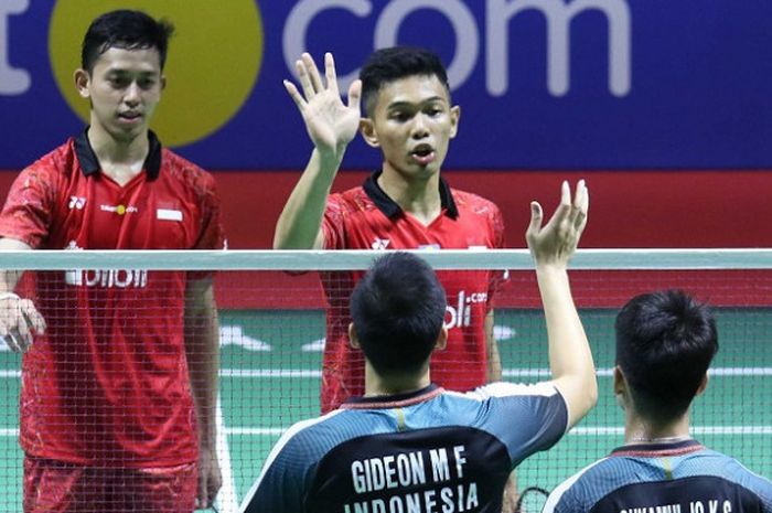 Pasangan ganda putra Indonesia, Fajar Alfian/Muhammad Rian Ardianto (jersey merah) bersalaman dengan Marcus Fernaldi Gideon/Kevin Sanjaya Sukamuljo setelah menjalani laga semifinal Indonesia Open yang berlangsung di Istora Senayan, Jakarta, Sabtu (7/7/2018).