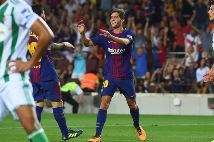 Pemain FC Barcelona, Sergio Roberto, melakukan selebrasi setelah mencetak gol ke gawang Real Betis di pertandingan pertama Liga Spanyol musim 2017-2018 di Camp Nou, Minggu (20/8/2017) waktu setempat.