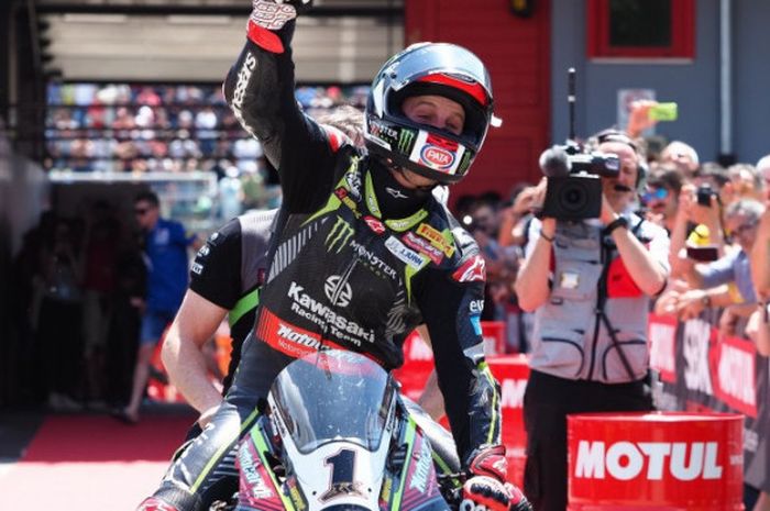 Pebalap Kawasaki Racing, Jonathan Rea, merayakan kemenangannya pada Race 2 dari World Superbike seri Italia di Sirkuit Imola (13/5/2018).