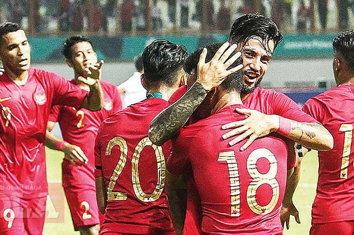          Suasana perayaan gol pada laga uji coba antara timnas Indonesia melawan timnas Myanmar di Stadion Wibawa Mukti, Cikarang, Jawa Barat. Rabu (10/10/18).         