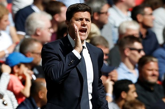 Pelatih Tottenham Hotspur, Mauricio Pochettino, memberikan instruksi kepada anak-anak asuhnya dalam laga Liga Inggris kontra Liverpool FC di Stadion Wembley, London, Inggris pada 15 September 2018.