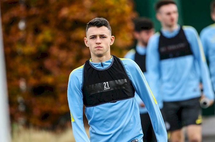 Phil Foden bersiap menjalani latihan dengan Manchester City U-18.