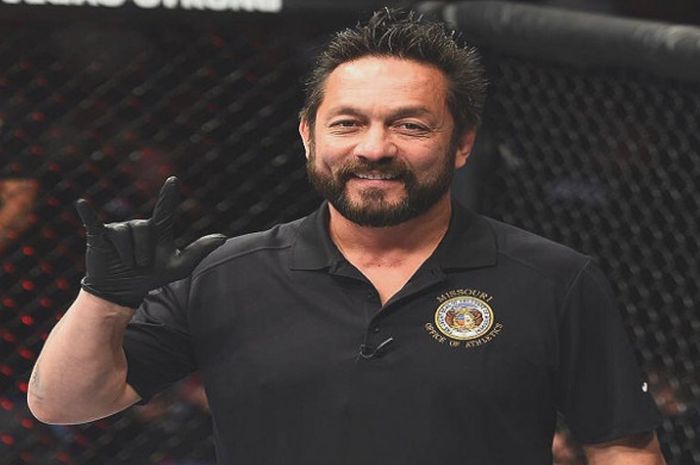 Salah satu wasit MMA veteran yang kerap bertugas di ajang UFC, Mario Yamasaki.