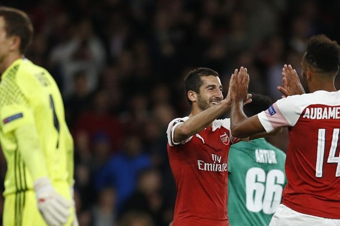 Penyerang Arsenal, Pierre-Emerick Aubameyang (kanan), merayakan gol yang dicetak bersama Henrikh Mkhitaryan dalam laga Grup E Liga Europa kontra Vorskla Poltava di Stadion Emirates, London, Inggris pada 20 September 2018.