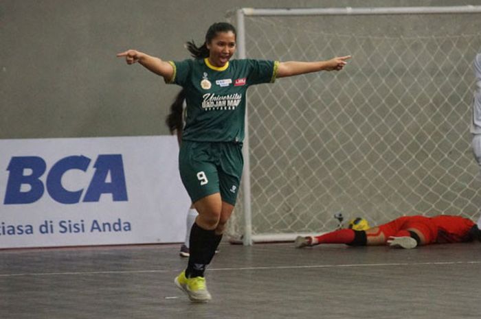 Tim Putri UGM pada saat berhasil mencetak gol atas Tim Putri UNS pada gelaran Lima Futsal Kaskus Central Java and Yogyakarta Conference (CJYC) 2017 di GOR Ki Bagoes Hadikoesoemo (26/8/2017)