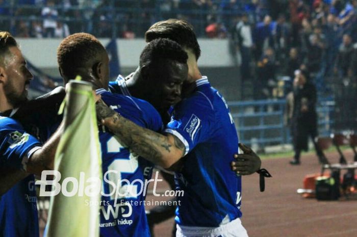 Pemain-pemain Persib Bandung merayakan gol yang dicetak Ezechiel N'Douassel ke gawang PSIS Semarang pada lanjutan laga Liga 1 2018 di Stadion Gelora Bandung Lautan Api, Kota Bandung, 8 Juli 2018.