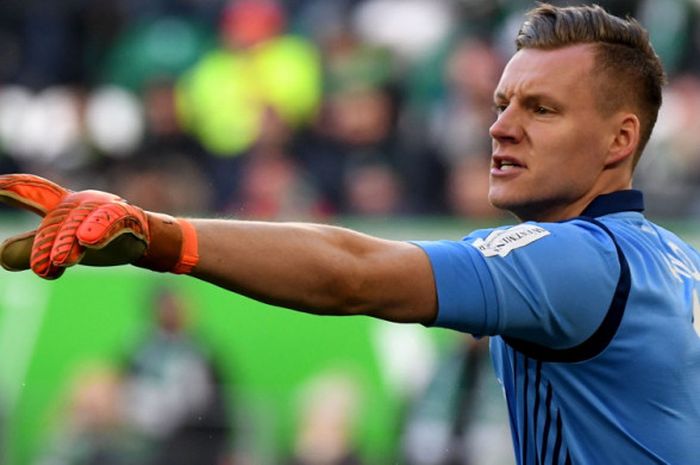 Ekspresi kiper Bayer Leverkusen, Bernd Leno, dalam laga Liga Jerman 2017-2018 menghadapi Wolfsburgdi Stadion Volkswagen Arena, Wolfsburg, Jerman, pada 3 Maret 2018. 