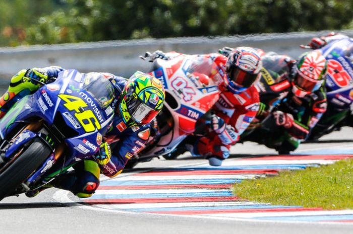 Pebalap Movistar Yamaha MotoGP asal Italia, Valentino Rossi (depan), memacu motornya pada balapan GP Ceska di Sirkuit Brno, Minggu (6/8/2017).