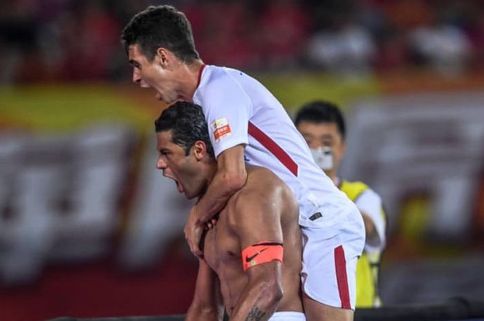 Selebrasi duo Brasil milik Shanghai SIPG, Hulk (buka kaos) dan Oscar yang merayakan gol ke gawang tuan rumah Guangzhou Evergrande pada pekan ke-28 Liga Super China 2018 di Stadion Tianhe, 3 November 2018. 