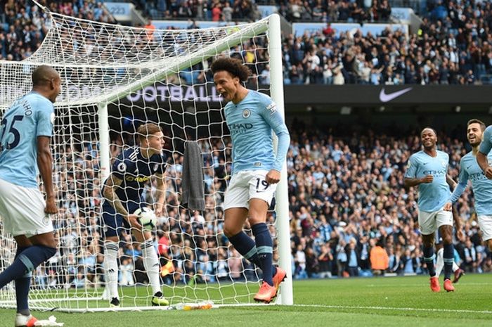 Penyerang Manchester City, Leroy Sane, merayakan gol yang dicetak bersama Fernandinho (kiri) dalam laga Liga Inggris kontra Fulham di Stadion Etihad, Manchester, Inggris pada 15 September 2018.