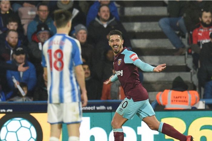 Gelandang serang West Ham United, Manuel Lanzini, melakukan selebrasi setelah mencetak gol ke gawang Huddersfield Town pada laga pekan ke-23 Liga Inggris, Sabtu (13/1/2018)