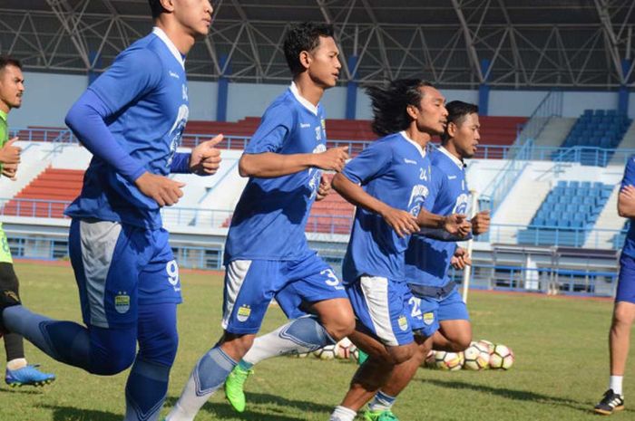  Latihan perdana Persib Bandung pasca libur Lebaran, para pemain langsung digenjot fisik.  