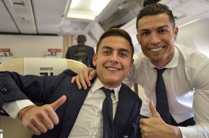 Megabintang Juventus, Cristiano Ronaldo (kanan), berpose dengan Paulo Dybala.