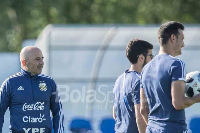 Pelatih Jorge Sampaoli (kiri) tengah memimpin sesi latihan skuat timnas Argentina di Bronnitsy Training Center, Moscow Oblast, pada Senin, 11 Juni 2018.