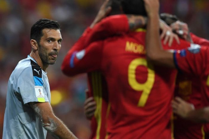 Reaksi kiper Italia, Gianluigi Buffon (kiri), seusai dibobol Spanyol dalam laga Kualifikasi Piala Dunia 2018 zona Eropa di Stadion Santiago Bernabeu, Madrid, pada 2 September 2017.