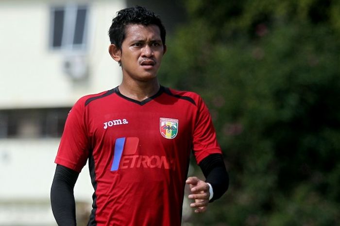 Gelandang Mitra Kukar, Rizky Pellu, dalam sesi latihan di Lapangan Agrokusuma, Kota Batu, Malang, pada Rabu pagi (20/1/2016).