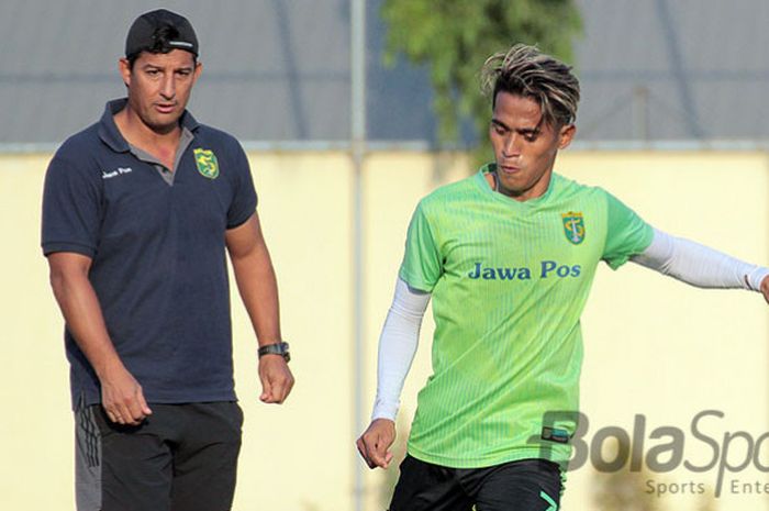 Pelatih Persebaya, Angel Alfredo Vera memberikan materi latihan pada pemain-pemain di lapangan Mapolda Jatim, Selasa (19/9/2018).