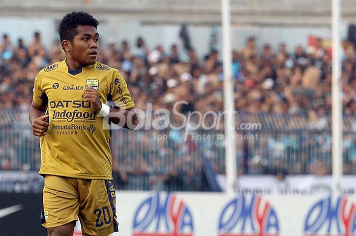 Pemain muda Persib Bandung, Billy Keraf, saat tampil melawan Persela Lamongan dalam laga pekan ke-31 di Stadion Surajaya Malang, Jawa Timur, Minggu (22/10/2017) sore.