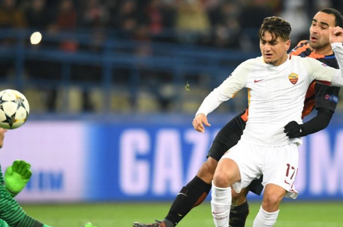 Gelandang AS Roma, Cengiz Under (tengah), mencetak gol ke gawang Shakhtar Donetsk dalam laga leg pertama babak 16 besar Liga Champions di OSK Metalist Stadion, Kharkiv, Ukraina, pada 21 Februari 2018.