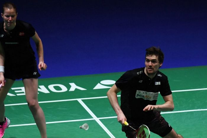 Pasangan ganda campuran Denmark, Mathias Christiansen (kanan depan)/Christinna Pedersen, saat menjalani laga melawan Zheng Siwei/Huang Yaqiong (China) pada babak semifinal turnamen All England Terbuka 2018 di Arena Birmingham, Birmingham, Inggris, Sabtu (17/3/2018).