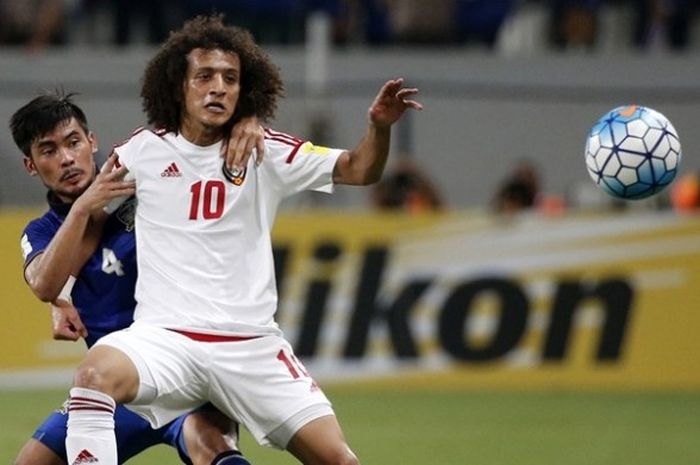 Winger timnas Thailand, Kroekrit Thaweekarn (belakang), menjaga ketat playmaker Uni Emirat Arab (UEA), Omar Abdulrahman, pada laga putaran ketiga Kualifikasi Piala Dunia 2018 Zona Asia di Stadion Mohammed Bin Zayed, Abu Dhabi, Kamis (6/10/2016).