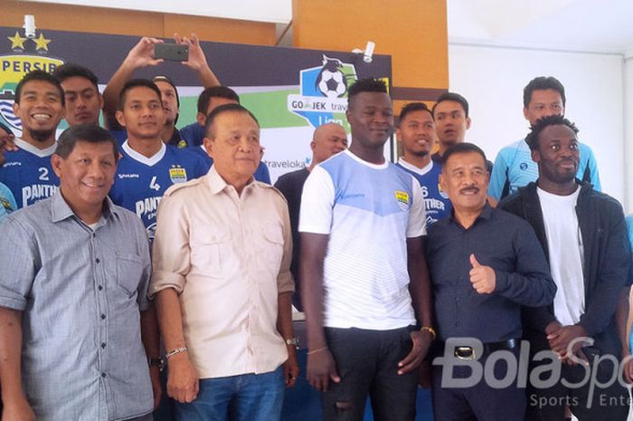 Stiker anyar Persib Bandung, Ezechiel Aliadjim N'Douassel, ‎berfoto bersama manajer, manajemen, pemain, dan tim pelatih Persib di Graha Persib, Jalan Sulanjana, Kota Bandung, Selasa (8/8/2017).